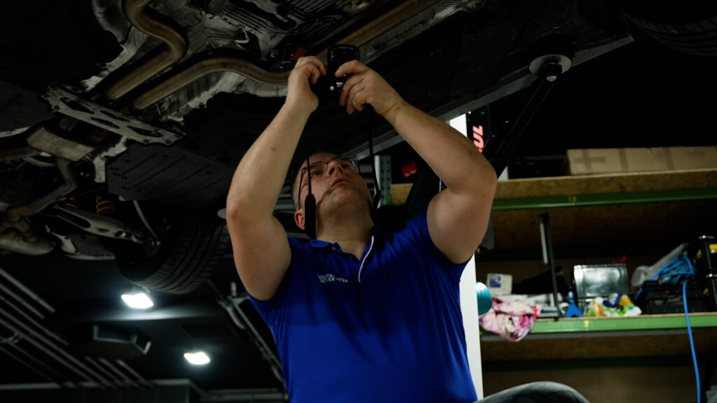 Kfz-Gutachter Andre Seyer bei der Arbeit