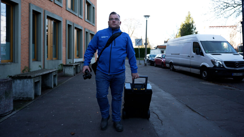 Kfz-Gutachter Andre Seyer bei der Arbeit
